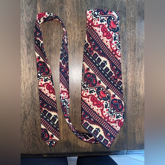 Louis Feraud Black and Red Silk Paisley Tie - Picture 2 of 4